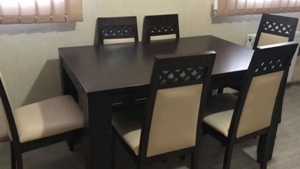 Վաճառվում է սեղան ներմուծված է - Հյուրասենյակի կահույք  Սեղաններ և աթոռներ