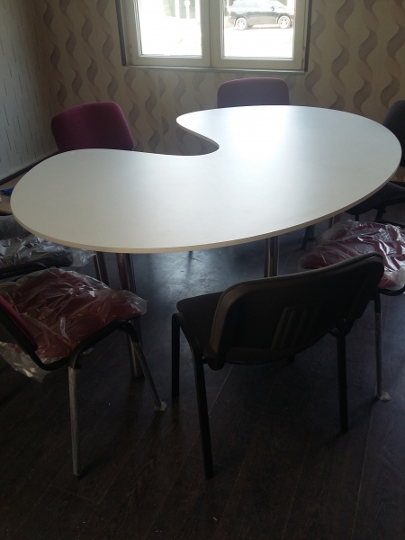 Գրասենյակի  ձևավոր , մեծ  սեղան - Օֆիսային կահույք Սեղաններ և աթոռներ