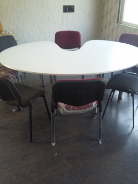 Գրասենյակի  ձևավոր , մեծ  սեղան - Օֆիսային կահույք Սեղաններ և աթոռներ